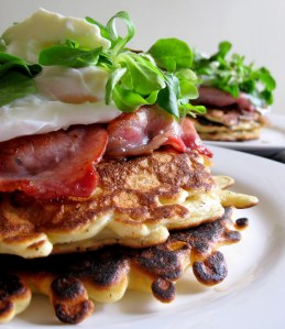 Corn pancakes with bacon: the perfect Sunday brunch.